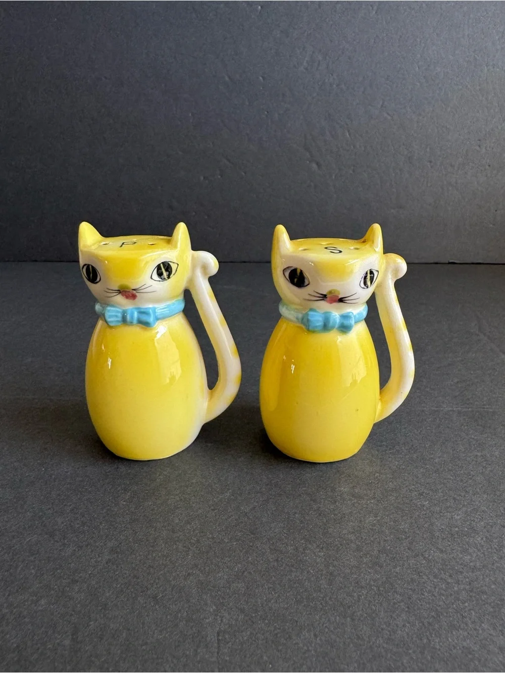 Lipper & Mann Yellow Cat Salt Pepper Shakers Anthropomorphic Vintage 50s Kitten